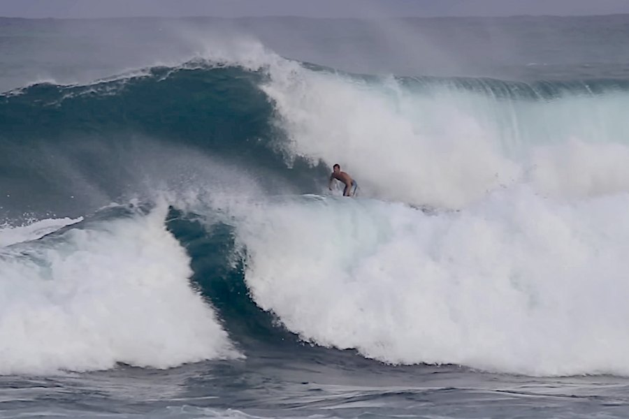Tempestade em Haleiwa: quase insurfável, mas houve quem se fizesse ao mar