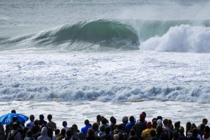 Michel Bourez numa onda que espelha bem as condições no primeiro dia de competição em Peniche. 