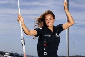 SALLY FITZGIBBONS TROCA A PRANCHA PELO ALTO MAR