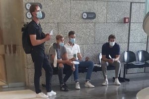 Fotografia dos suspeitos apos estes serem apanhados pela policia