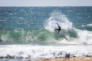 Frederico Morais e Tiago Pires dominam primeiro dia na Ericeira