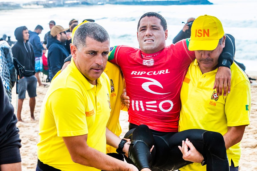 Drama e dor de Mineirinho numa lesão que não deixa de ser caricata.