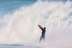 Slater agradece e comemora após seu longo e seccionado tubo para Backdoor - um momento que ficará para a história do surf