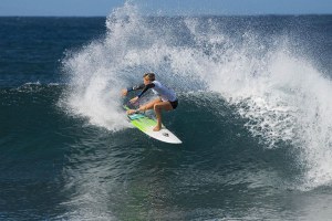 A havaiana Brisa Hennessy venceu as triagens e avançou à ronda 3 no primeiro dia de competição.