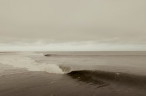 Nic Von Rupp surfa uma grande ondulação em Skeleton Bay na Namibia