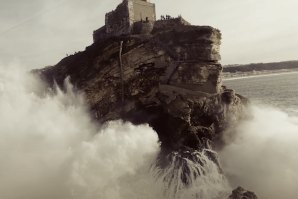 Forte São Miguel Arcanjo como um navio a cortar as vagas em alto mar