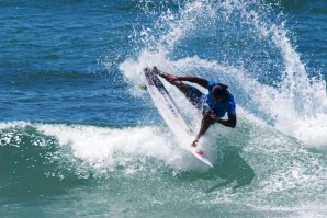 Indonésio Oney Anwar a fazer gato sapato das pequenas ondas de Burleigh Heads.