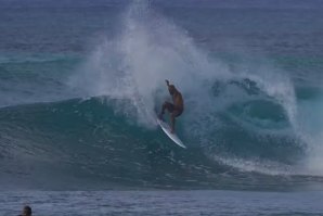 KELLY SLATER TESTA A PRANCHA DE MASON HO EM VELZYLAND