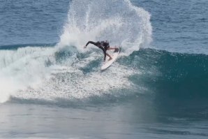 Kanoa Igarashi, Jadson André e Jack Robinson em treinos por Uluwatu em Bali