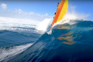 Vídeo arrepiante do momento em que um barco quase vira em Teahupoo