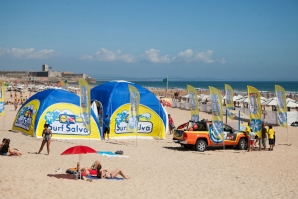 NADADORES SALVADORES E SURFISTAS UNIDOS POR UMA CAUSA