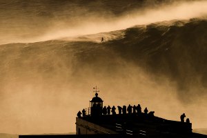 A exposição fotográfica de uma década na Praia do Norte pela lente de Jorge Leal
