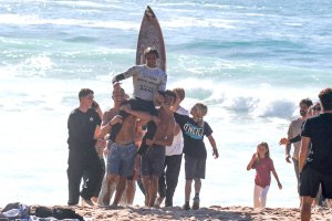 Martim Fortes levado em ombros