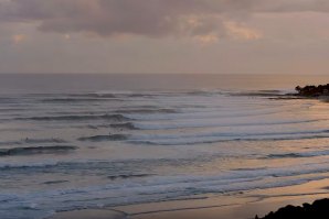 A primeira ondulação da temporada 2021 atingiu a costa leste de Coolangatta