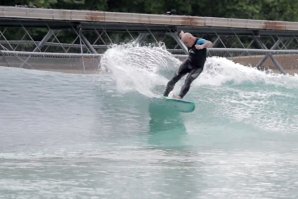 Surfista cego testa as ondas do Wavegarden