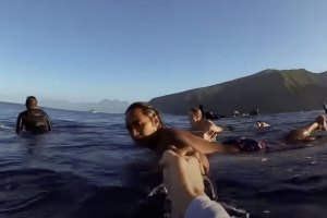 Imagens mostram bom ambiente entre todos quantos surfam Teahupoo
