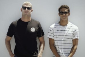 MICK FANNING PASSA LICRA #7 AO ROOKIE SETH MONIZ