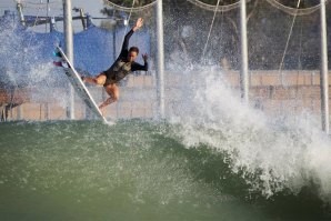 Sally Fitzgibbons a treinar no Surf Ranch de Lemoore.