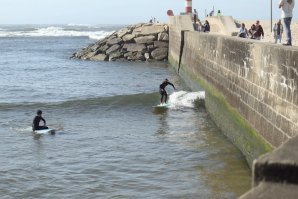 Surfistas locais do Minho aproveitam as ondulações fortes para surfar na Foz do Rio Cávado