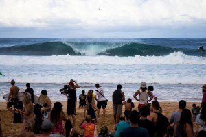 Mais um dia de competição adiada em Banzai Pipeline.