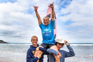 Yolanda Hopkins transportada em ombros