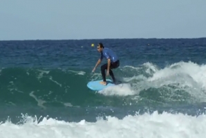 Julian Wilson surfa com prancha de espuma e sem quilhas