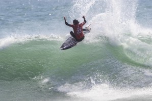 O sul-africano Jordy Smith esteve endiabrado na ronda 4.