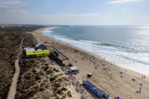 Vista aérea da estrutura de Super Tubos em Peniche