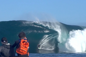 O SWELL DA DÉCADA ATINGE A AUSTRÁLIA E "THE RIGHT" TRANSFORMA-SE