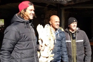 Jordy Smith, Kelly Slater e Martin Potter durante a visita à fundação