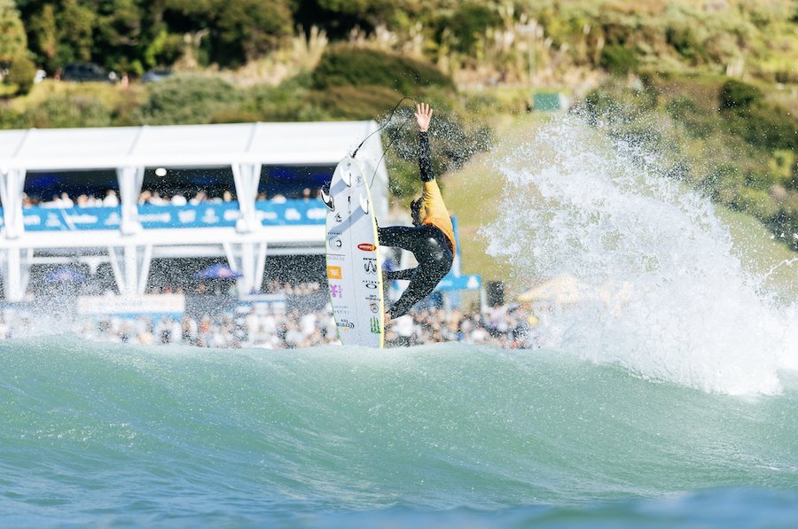 New Zealand Pro volta à ação em Manu Bay após quatro dias de espera