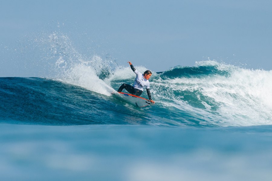 Maria Salgado entra com o pé direito no US Open of Surfing e segue para a segunda ronda