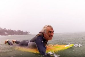 Trio de amigos surfistas sexagenários dão mote a filme.