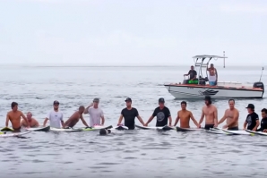 Tops mundiais homenageiam Ricardo dos Santos em Teahupoo