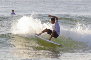 O japonês Joh Azuchi parece estar a dar-se bem com as pequenas ondas de Hainan.