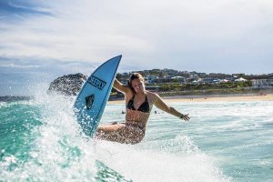 Camilla Kemp em ação em Newcastle, Austrália.