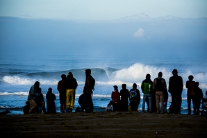 O dia 1 do Quiksilver Pro está &#039;on&#039;