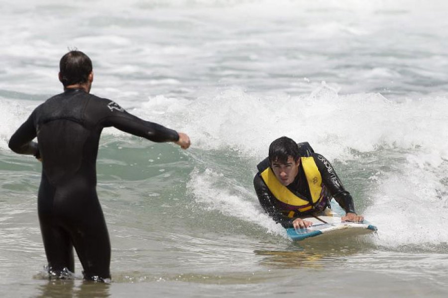 Praia Internacional do Porto recebe ação de Surf Adaptado.