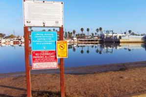 CENTENAS DE LITROS DE ESGOTOS DERRAMADOS EM HUNTINGTON BEACH
