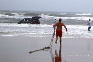 MULHER ATIRA CARRO CONTRA ONDAS NA FLÓRIDA