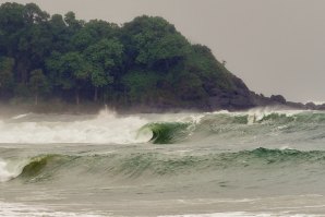 Uma aventura de surf na Libéria, numa onda no mínimo imprevista