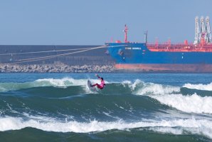 MUITA AÇÃO E BOAS ONDAS NO 1º DIA DO RIP CURL GROM SEARCH NO PORTO