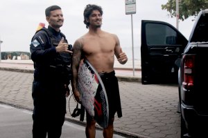 Gabriel Medina estreia o seu canal de YouTube com tubos em São Conrado