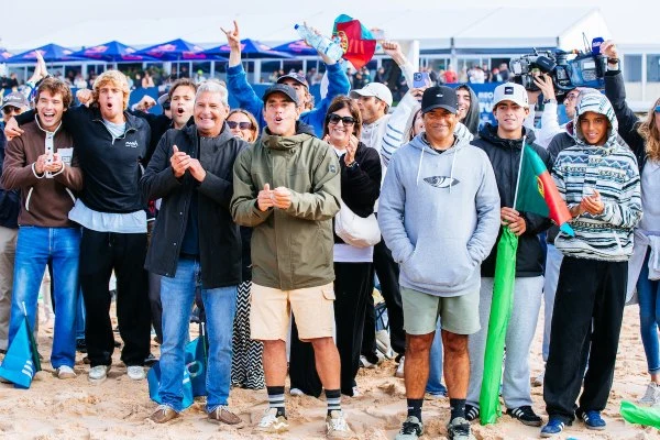 Porque é que não conseguimos deixar de ver surf? A ciência explica o que o Mundial da WSL desperta em nós
