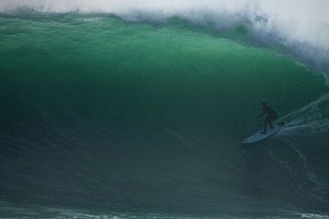 Tim Bonython regista dia inesquecível de surf à remada na Nazaré