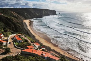 Ameaça ao largo de Aljezur para já suspensa.