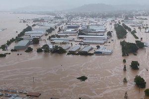 Durante as enchentes na Austrália, Mick Fanning e Joel Parkinson têm estado a transportar pessoas em jet-skis