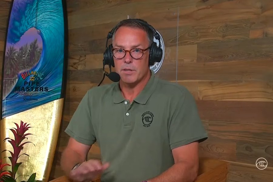 Eric Logan visivelmente preocupado com a situação comunica a decisão durante o webcast