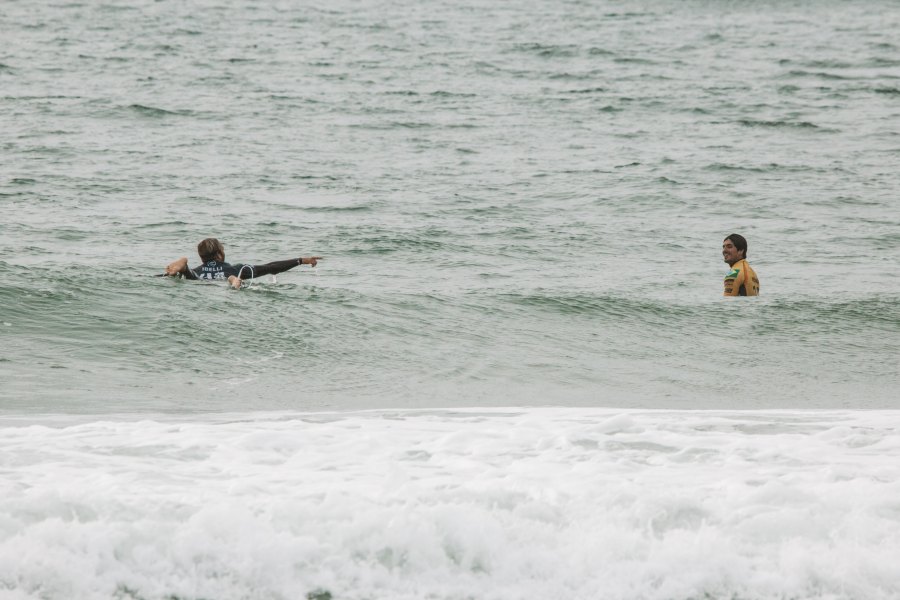 Caio Ibelli troca impressões com Medina durante o heat 5 dos oitavos de final