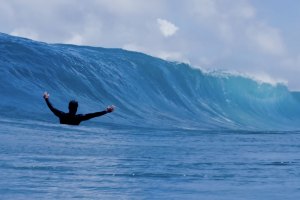 Nathan Florence explora recife remoto e surfa tubos rasos e pesados “sem ninguém por perto”